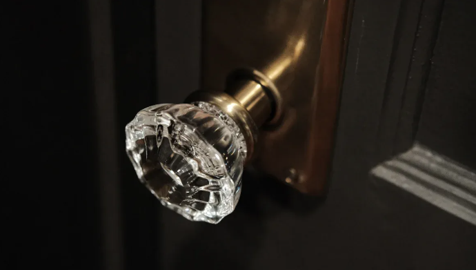 كيف تنظف مقابض الأبواب النحاسية؟